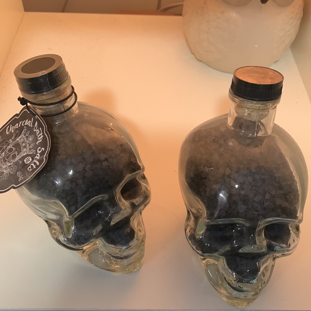 Glass skull decor / bath salts